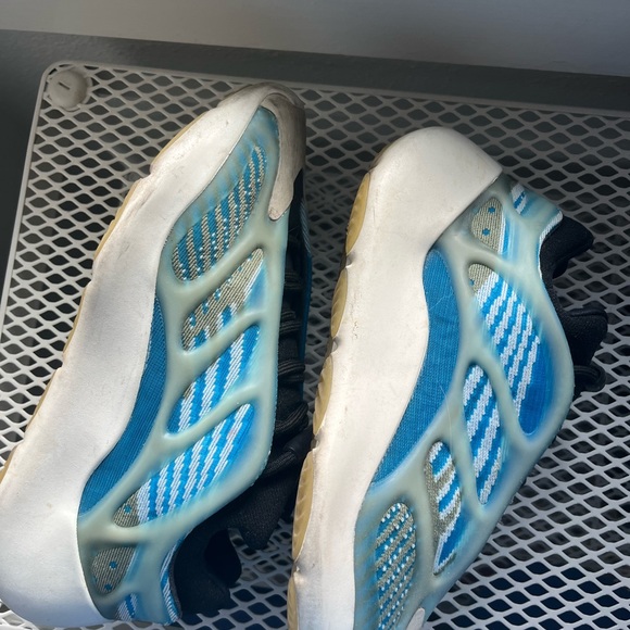 YEEZY 700 V3 - Picture 2 of 5